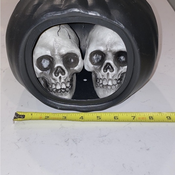 Light Changing Skull Pumpkin - Picture 8 of 9